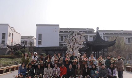 三月江南花满枝，心灵手巧各争艳