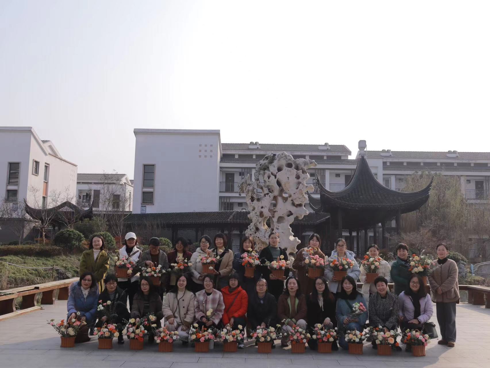 三月江南花满枝，心灵手巧各争艳